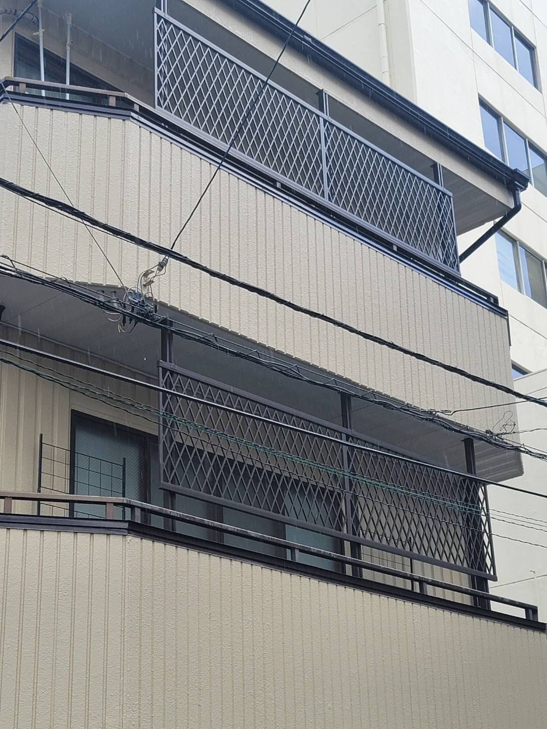 ベランダ転落防止冊設置 | 名古屋市中村区のエクステリア工事ならイズ美