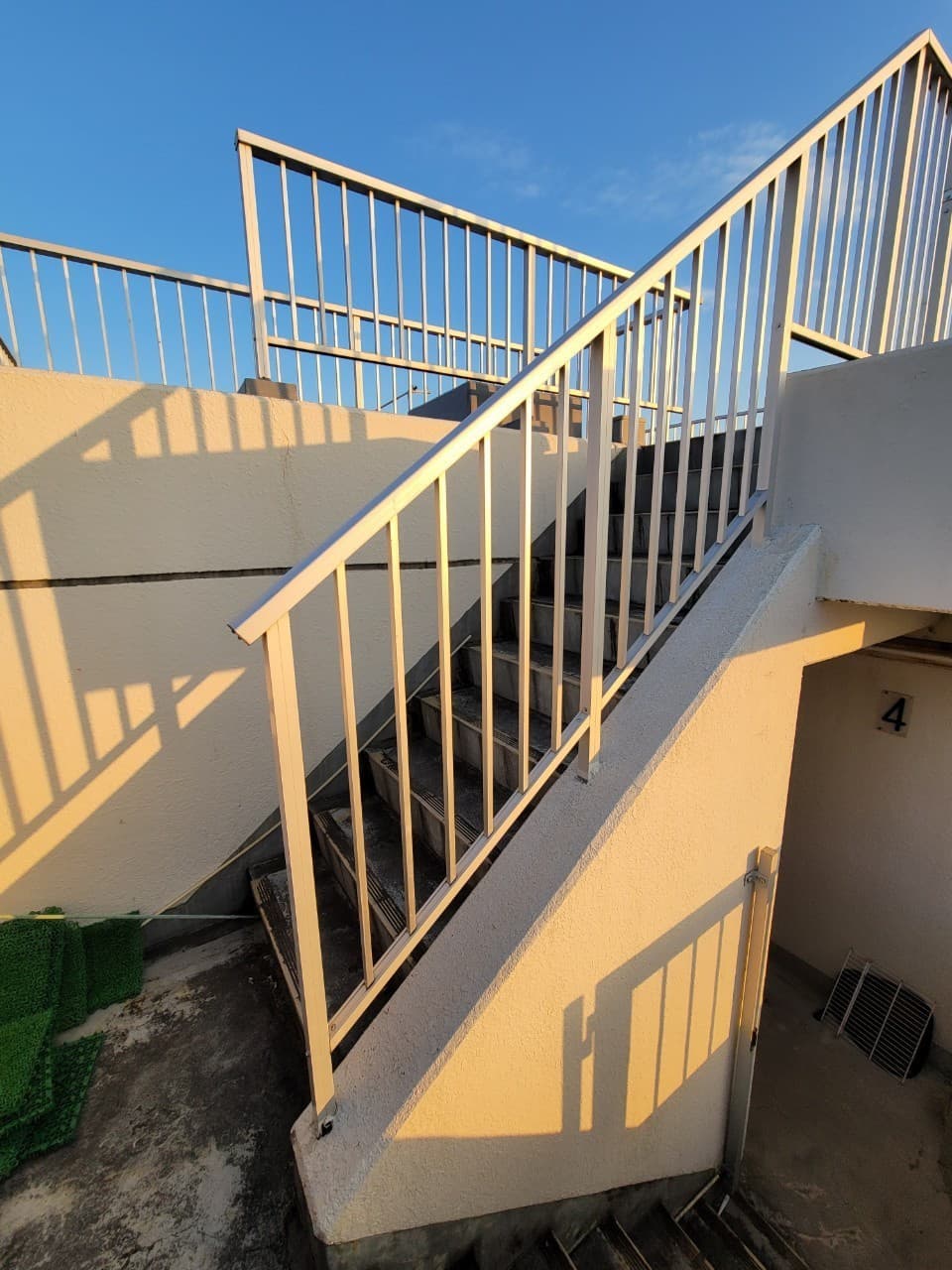 屋上階段手すり設置 | 名古屋市中村区のエクステリア工事ならイズ美