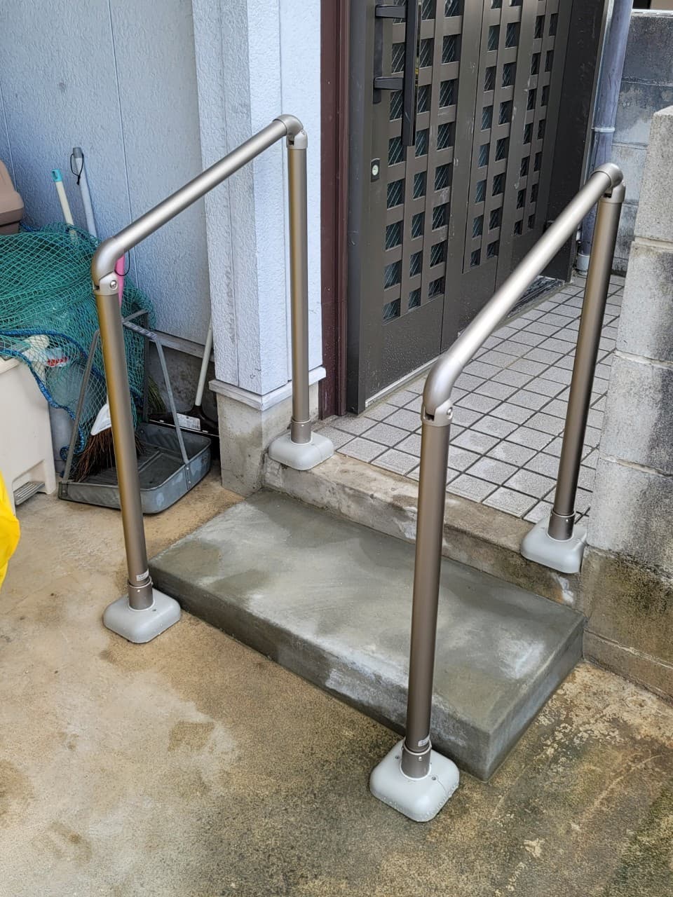 玄関手すり設置 | 名古屋市中村区のエクステリア工事ならイズ美